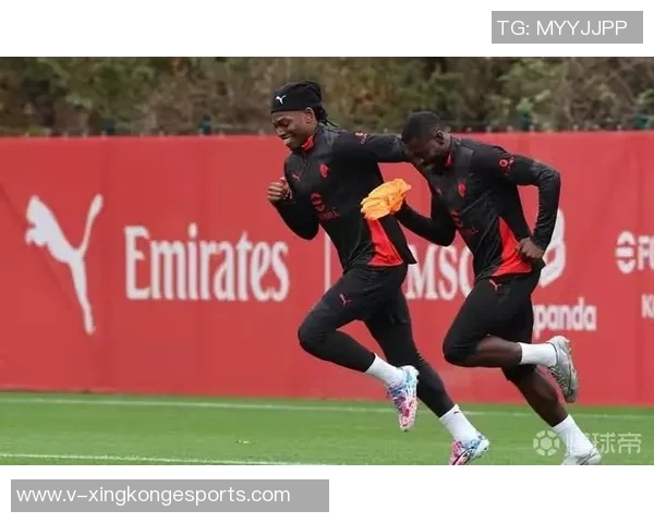 米兰队员莱奥托莫里单独训练普利西奇拉比奥特积极康复中